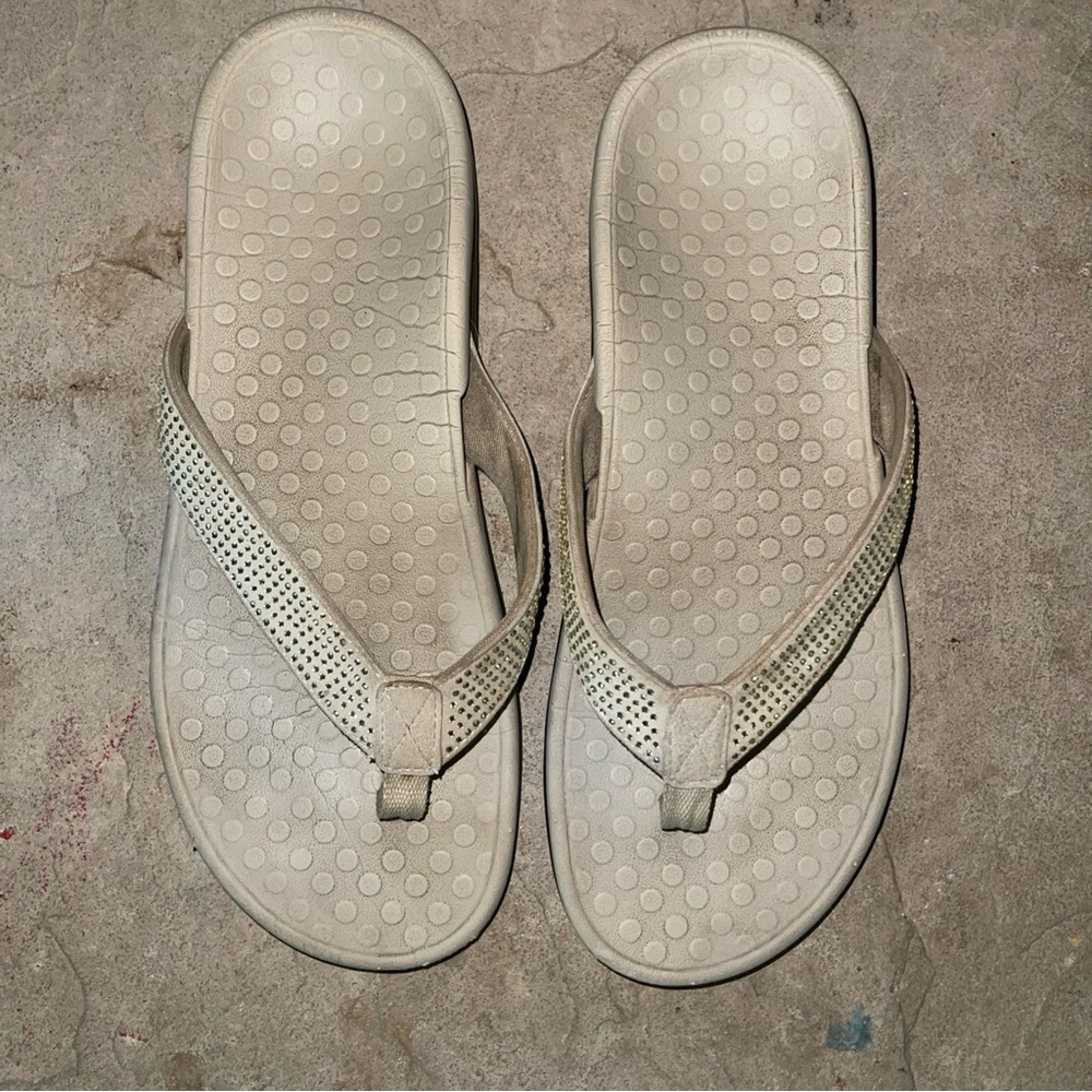 Vionic Tide Beige Slip On Rhinestone Beige/Champagne Flip Flop Sandal Womens 9 - Picture 2 of 11